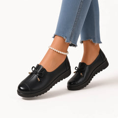 Frances bow-detail comfort loafers in Black on foot