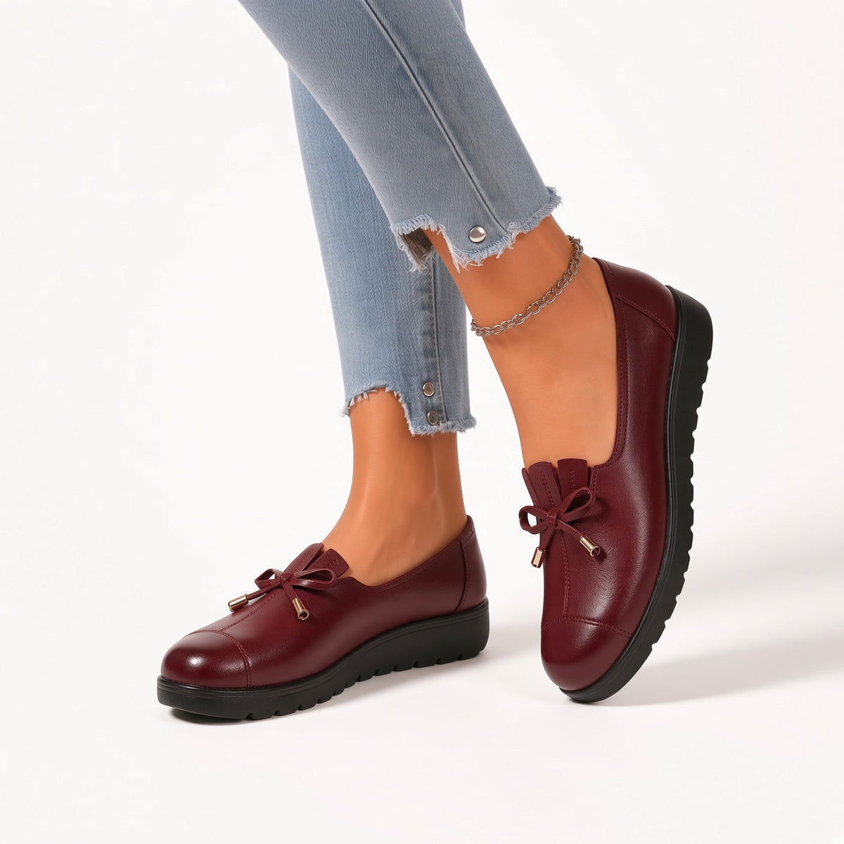 Frances bow-detail comfort loafers in Burgundy on foot