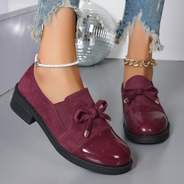 Colleen bow block-heel loafers in Burgundy on foot